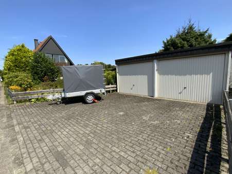 zwei weitere Garagen sind vorhanden zwei weitere Garagen sind vorhanden - Einfamilienhaus in 32107 Bad Salzuflen mit 127m² kaufen