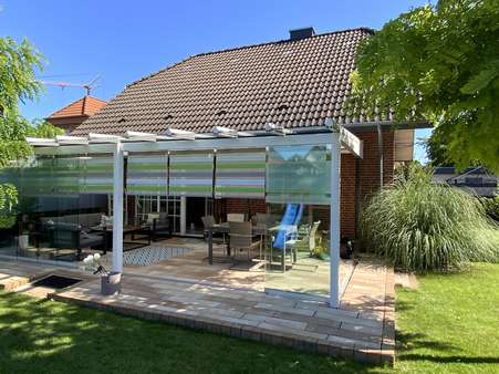 großzügige Terrasse mit aufschiebbarem Kalt-Wintergarten großzügige Terrasse mit aufschiebbarem Kalt-Wintergarten - Einfamilienhaus in 32108 Bad Salzuflen mit 120m² kaufen