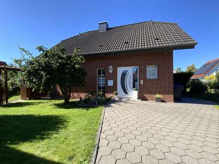rot verklinkerte Fassade mit weißen Sprossenfenstern rot verklinkerte Fassade mit weißen Sprossenfenstern - Einfamilienhaus in 32108 Bad Salzuflen mit 120m² kaufen
