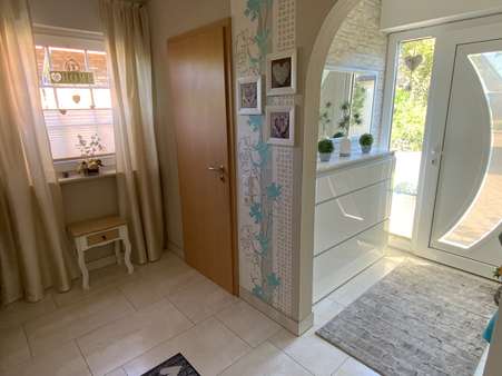 moderner Eingangsbereich moderner Eingangsbereich - Einfamilienhaus in 32108 Bad Salzuflen mit 120m² kaufen