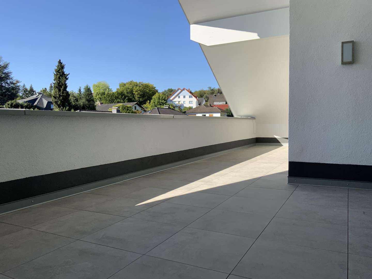 Geschützter Sonnenplatz - Dachgeschosswohnung in 32105 Bad Salzuflen mit 181m² günstig kaufen