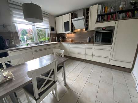 Moderne Einbauküche mit angrenzender Speisekammer - Einfamilienhaus in 32105 Bad Salzuflen mit 130m² kaufen