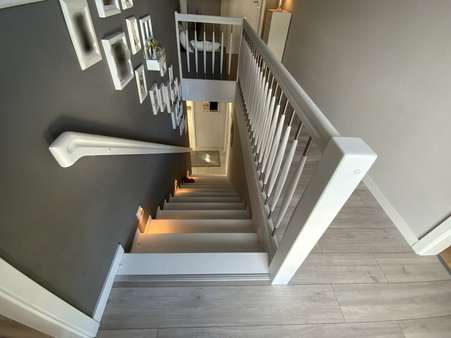 Treppe ins Dachgeschoss - Einfamilienhaus in 32105 Bad Salzuflen mit 130m² kaufen