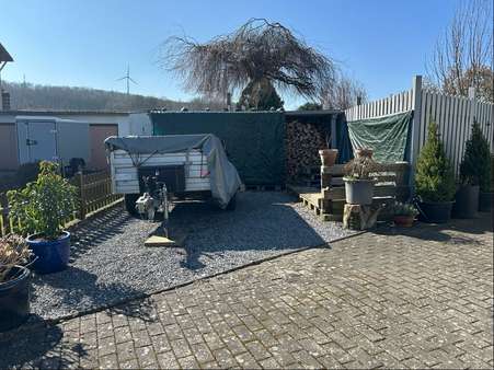 Holzlager und zusätzlich noch ein weiterer Stellplatz - Bungalow in 32657 Lemgo mit 100m² kaufen