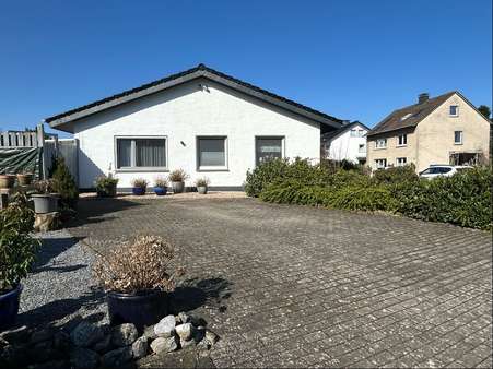 Sollte die Garage noch nicht für Ihren Fuhrpark reichen! - Bungalow in 32657 Lemgo mit 100m² kaufen