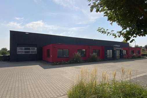 linke Seite mit Rolltor  3:2 - Produktion in 32791 Lage mit 1131m² kaufen