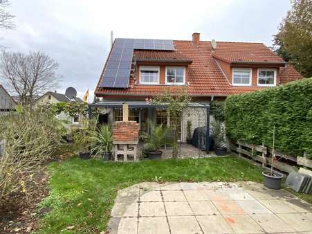 Blick vom Garten auf die überdachte Terrasse - Zweifamilienhaus in 33813 Oerlinghausen mit 126m² kaufen