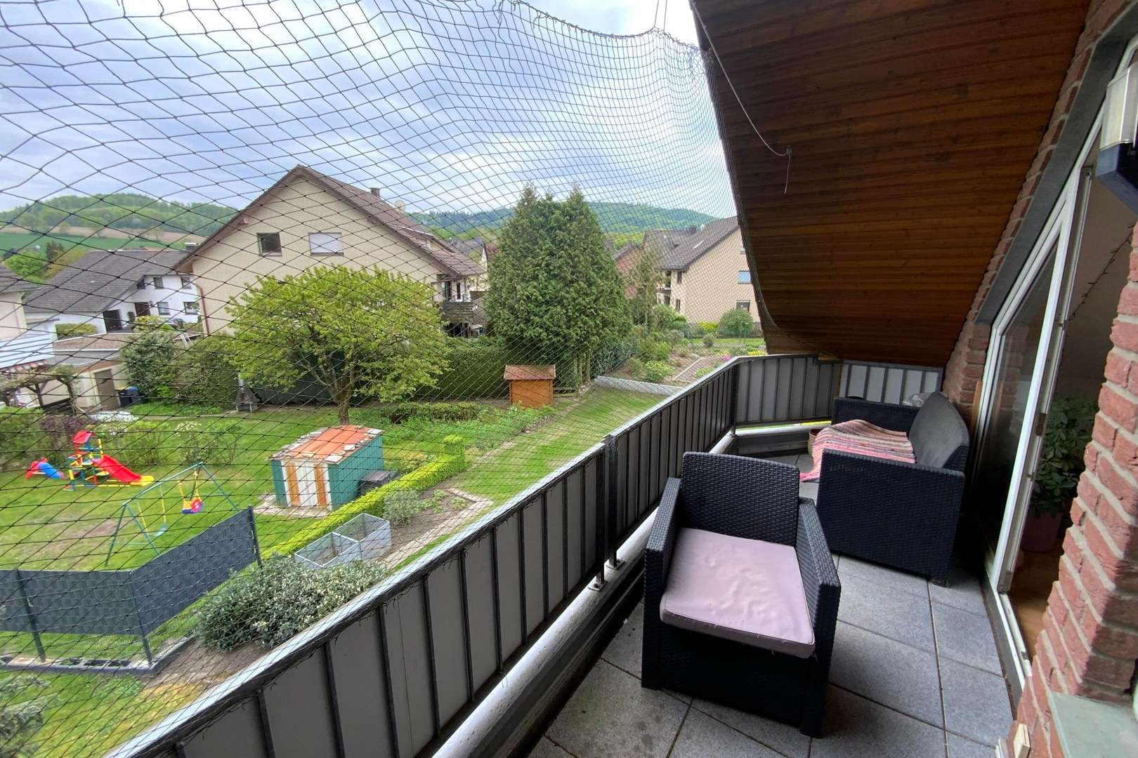 Balkon mit Blick in die Gärten 2:3 - Dachgeschosswohnung in 33813 Oerlinghausen mit 56m² kaufen