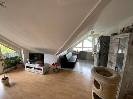 Wohnbereich mit Kochniesche - Dachgeschosswohnung in 33813 Oerlinghausen mit 56m² kaufen