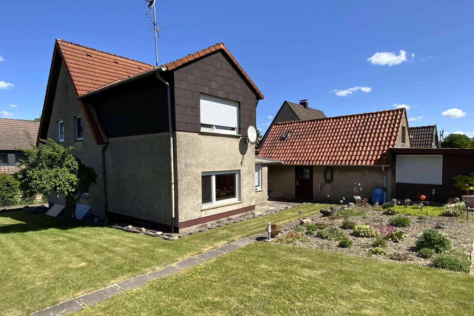 Ansicht aus Garten - Zweifamilienhaus in 32657 Lemgo mit 130m² kaufen