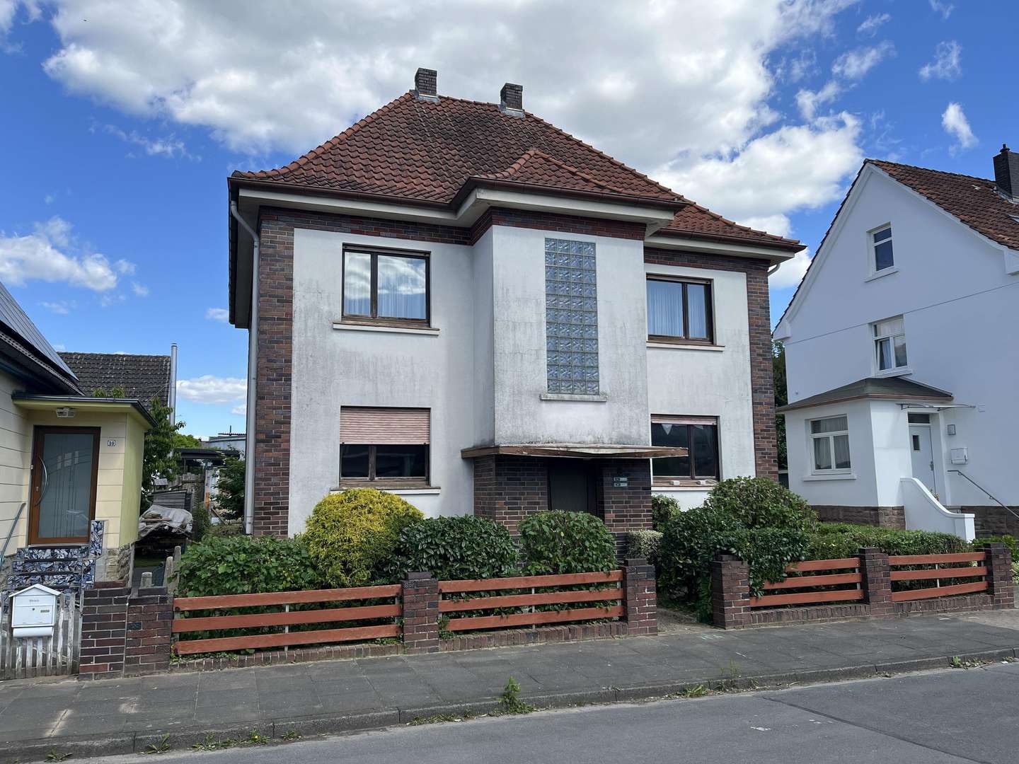 Straßenansicht Straßenansicht - Zweifamilienhaus in 32657 Lemgo mit 140m² kaufen