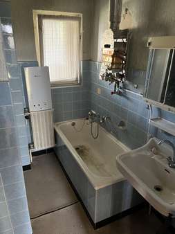 Badezimmer Badezimmer - Zweifamilienhaus in 32657 Lemgo mit 140m² kaufen
