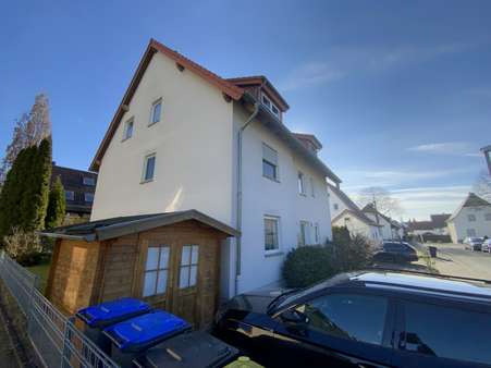 Straßenansicht mit Fahrradschuppen - Mehrfamilienhaus in 32108 Bad Salzuflen mit 263m² als Kapitalanlage kaufen