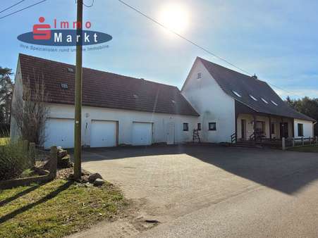 Nord-Ansicht mit Garagen - Einfamilienhaus in 32351 Stemwede mit 288m² kaufen