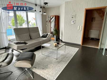 Wohnzimmer mit Zugang zur Loggia - Etagenwohnung in 32425 Minden mit 86m² kaufen