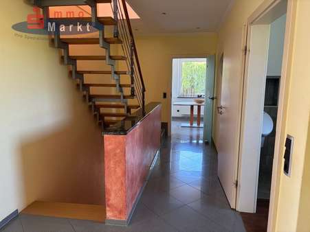 OG Flur - Zweifamilienhaus in 32609 Hüllhorst mit 273m² kaufen