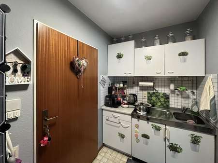 Eingangsbereich mit Küche Eingangsbereich mit Küche - Erdgeschosswohnung in 32545 Bad Oeynhausen mit 46m² kaufen