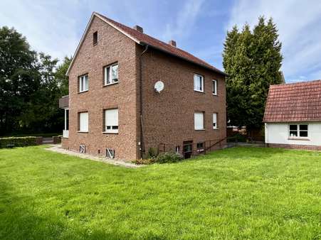 Hausrückseite mit Gartenansicht Hausrückseite mit Gartenansicht - Einfamilienhaus in 32549 Bad Oeynhausen mit 167m² kaufen