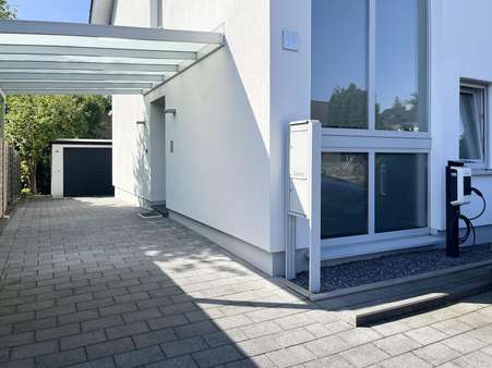 Einfahrt und Ladesäule auf dem Stellplatz - Zweifamilienhaus in 32545 Bad Oeynhausen mit 225m² kaufen