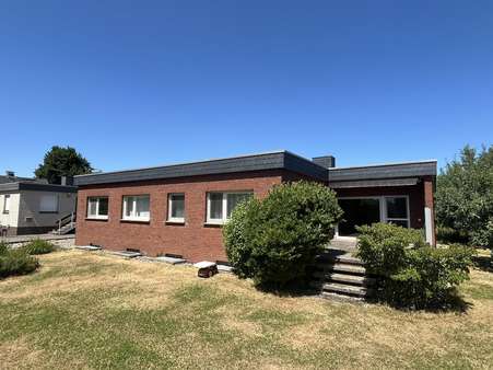 Gartenansicht - Bungalow in 32457 Porta Westfalica mit 140m² kaufen