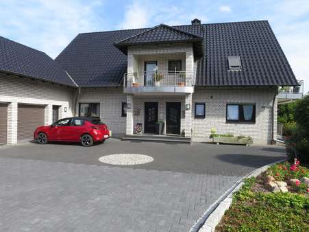 Zweifamilienhaus mit zwei Zugängen - Zweifamilienhaus in 32549 Bad Oeynhausen mit 256m² kaufen