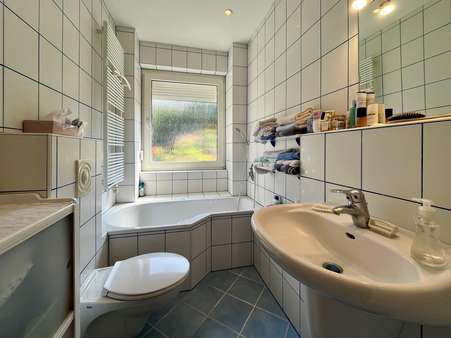 Badezimmer im Erdgeschoss - Zweifamilienhaus in 32545 Bad Oeynhausen mit 155m² kaufen