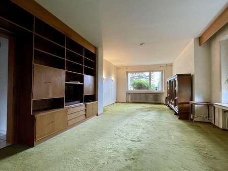 Wohnzimmer im Erdgeschoss Wohnzimmer im Erdgeschoss - Zweifamilienhaus in 32547 Bad Oeynhausen mit 232m² kaufen