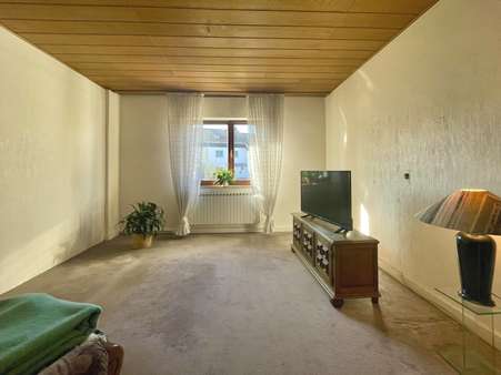Wohnzimmer im Erdgeschoss - Einfamilienhaus in 32547 Bad Oeynhausen mit 130m² kaufen