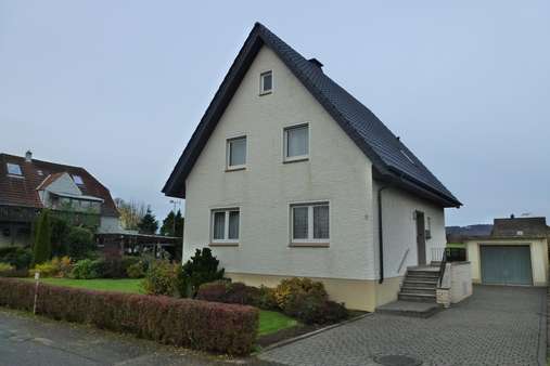 Vorderansicht mit Garage - Zweifamilienhaus in 32257 Bünde mit 160m² kaufen
