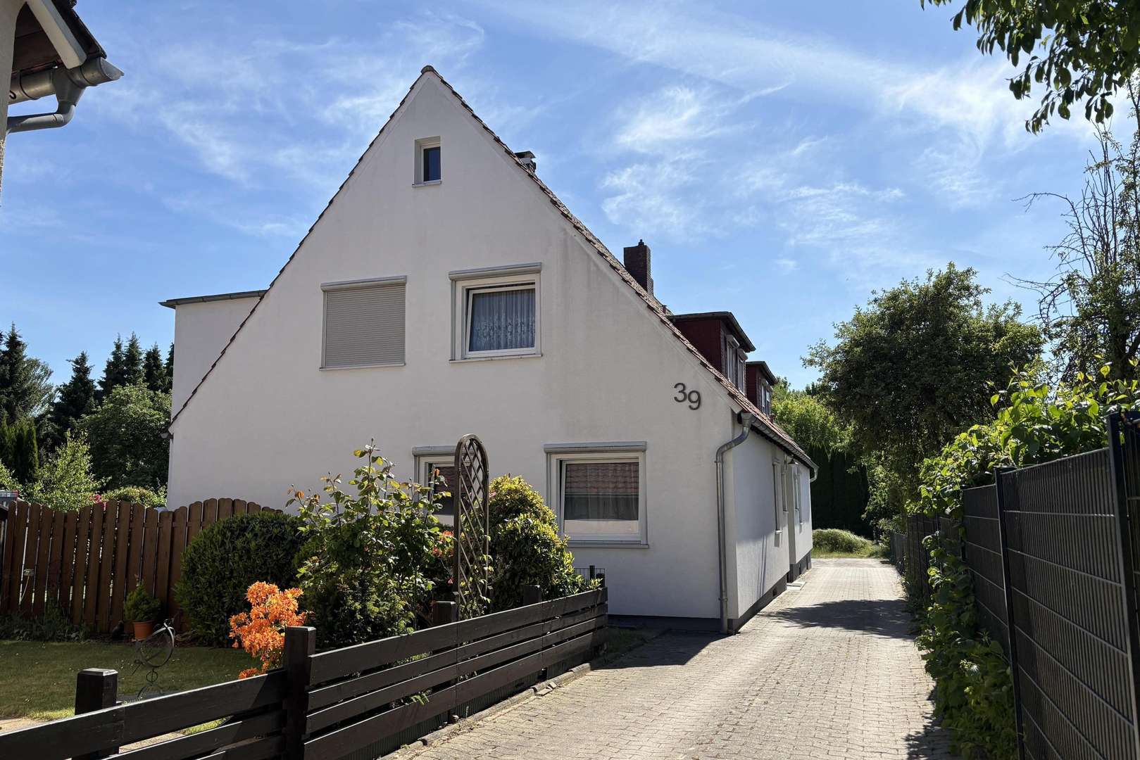 Straßenansicht - Dachgeschosswohnung in 32130 Enger mit 80m² kaufen