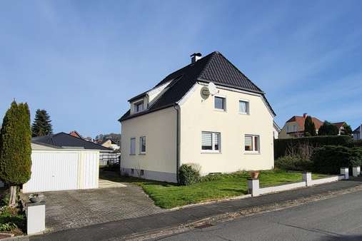 Straßenansicht mit Garage - Einfamilienhaus in 32120 Hiddenhausen mit 129m² kaufen