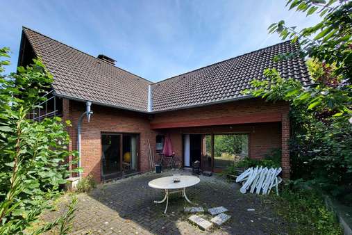 Ansicht mit Terrasse - Zweifamilienhaus in 32289 Rödinghausen mit 187m² kaufen