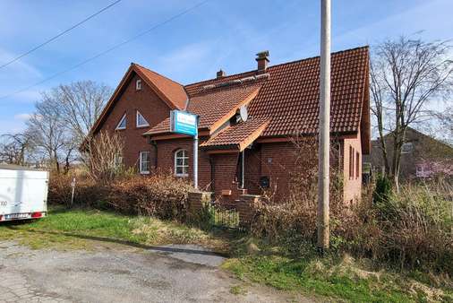 Straßenansicht - Zweifamilienhaus in 32289 Rödinghausen mit 258m² kaufen