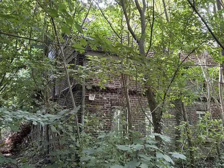 Abrisshaus mit Nebengebäuden und großem Grundstück