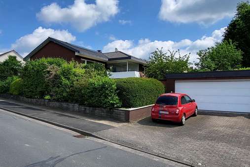 Ansicht mit Doppelgarage - Zweifamilienhaus in 32120 Hiddenhausen mit 237m² kaufen