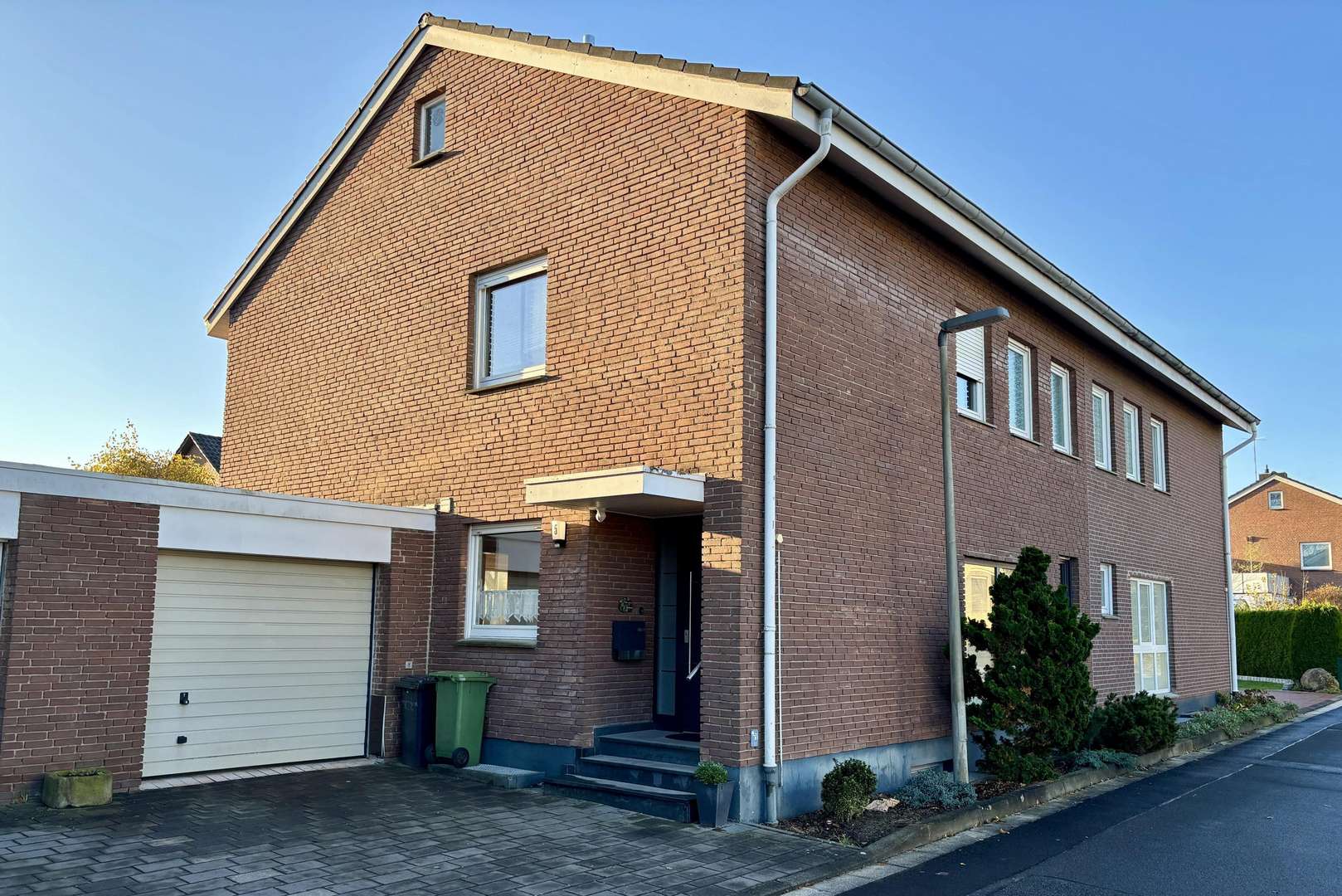 Straßenansicht Straßenansicht - Doppelhaushälfte in 32257 Bünde mit 122m² kaufen