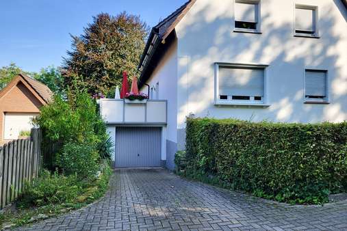 Straßenseite mit Garage - Mehrfamilienhaus in 32120 Hiddenhausen mit 174m² kaufen