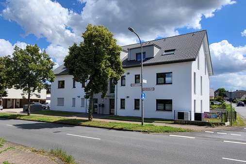Straßenansicht - Erdgeschosswohnung in 32120 Hiddenhausen mit 104m² kaufen