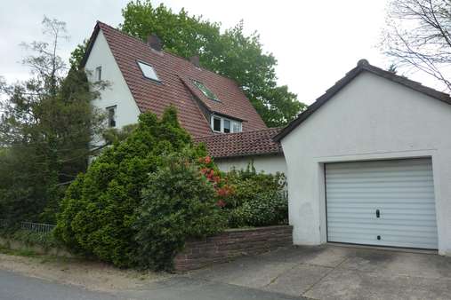 Straßenansicht mit Garage - Einfamilienhaus in 32584 Löhne mit 170m² kaufen