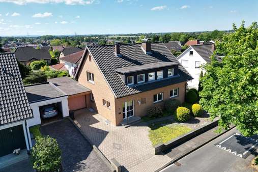 Straßenansicht - Zweifamilienhaus in 32120 Hiddenhausen mit 180m² kaufen