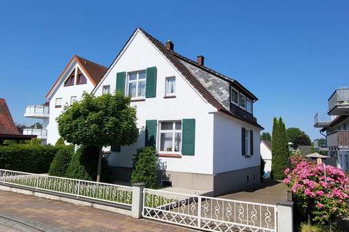 Ansicht mit Hofeinfahrt - Einfamilienhaus in 32120 Hiddenhausen mit 175m² kaufen