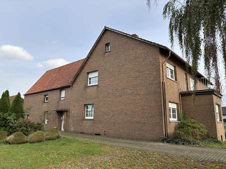 Seitenansicht Seitenansicht - Zweifamilienhaus in 32602 Vlotho mit 260m² kaufen
