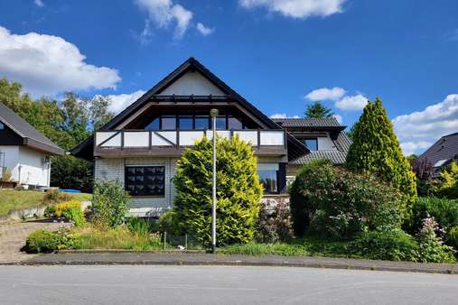 Straßenansicht - Einfamilienhaus in 32120 Hiddenhausen mit 208m² kaufen
