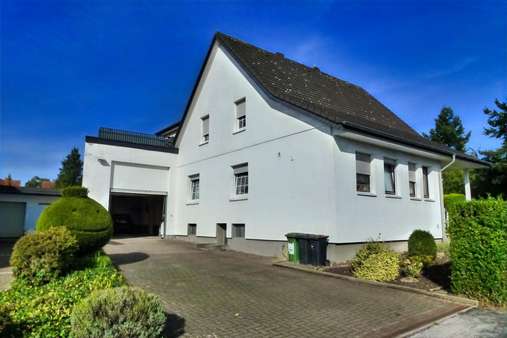 Vorder-Seitenansicht mit Garage - Zweifamilienhaus in 32257 Bünde mit 220m² kaufen