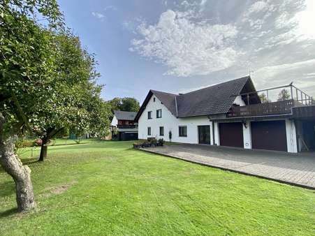 Zufahrt mit Eingang - Zweifamilienhaus in 32584 Löhne mit 150m² kaufen