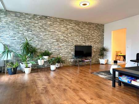 Wohnzimmer - Etagenwohnung in 63073 Offenbach mit 77m² kaufen