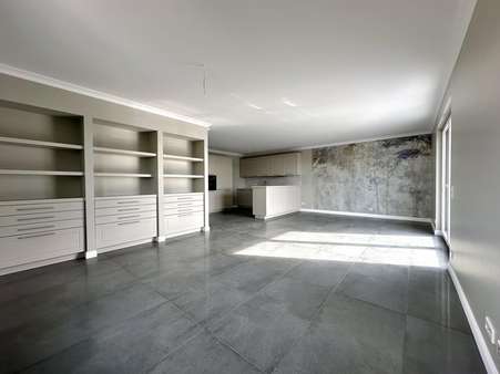Wohn-/ Esszimmer mit offener Küche - Beispiel - Erdgeschosswohnung in 63796 Kahl mit 115m² kaufen