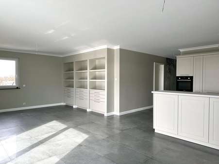 Wohn-/ Esszimmer mit offener Küche - Beispiel - Mehrfamilienhaus in 63796 Kahl mit 926m² kaufen