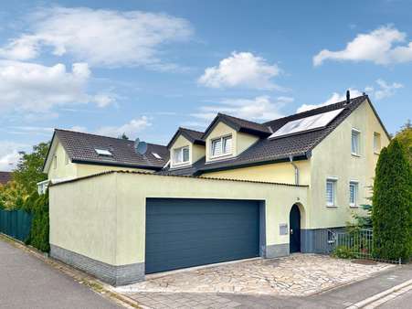 Vorderansicht Gesamtanwesen - Zweifamilienhaus in 63071 Offenbach mit 228m² kaufen