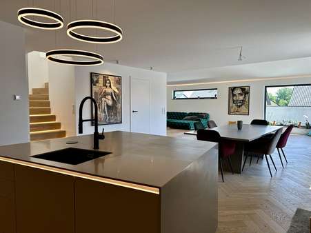 Wohn-/ Esszimmer mit offener Küche - Galerie in 63500 Seligenstadt mit 211m² mieten
